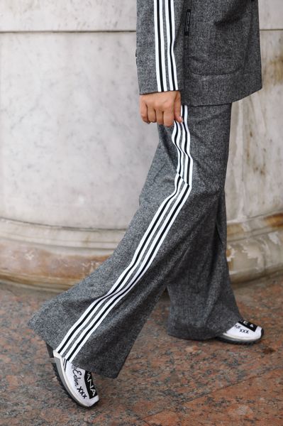 Брючный костюм красный с лампасами