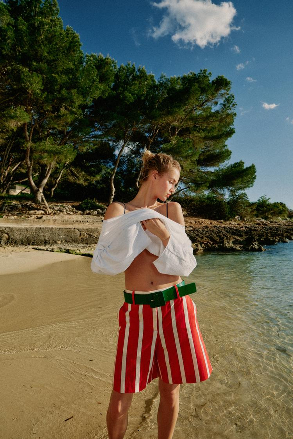 ZARA ШОРТЫ В ПОЛОСКУ С РЕМНЕМ, ЭКРЮ/КРАСНЫЙ
