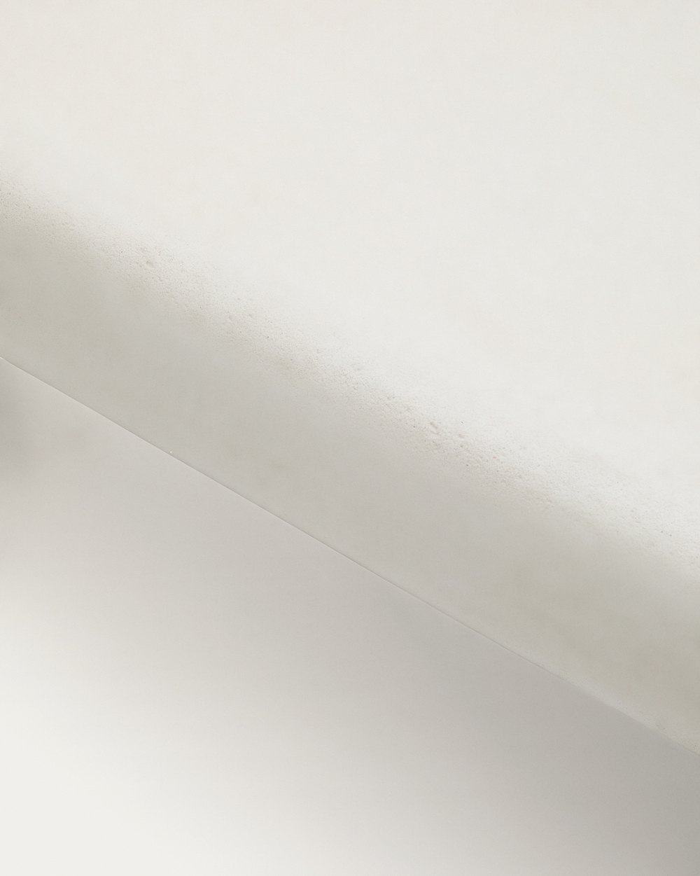 Журнальный столик Labra из цемента и акации 80 x 80 см