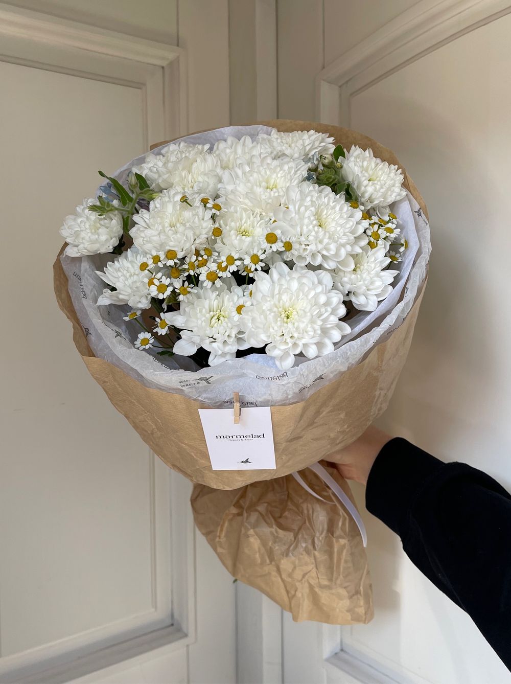 Сборный букет с хриантемой, ромашкой и голубой незабудкой