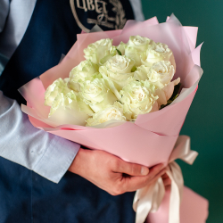 11 белых роз Мондиаль в розовой упаковке