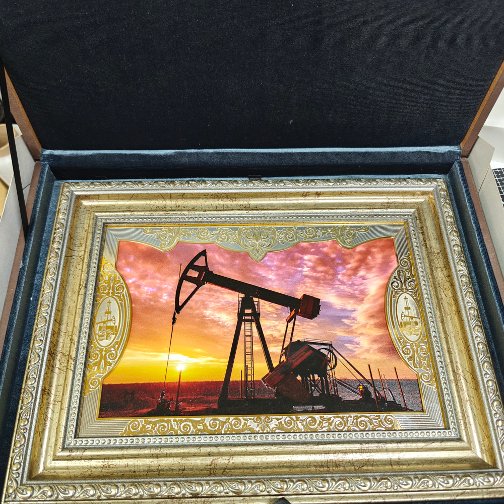 Панно с гравюрой "Нефтедобыча"