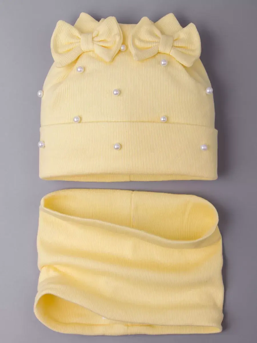 Шапка для девочки на осень с бусинами и снуд