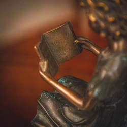 Винтаж: Бронзовая скульптура «Девочка,читающая книгу»