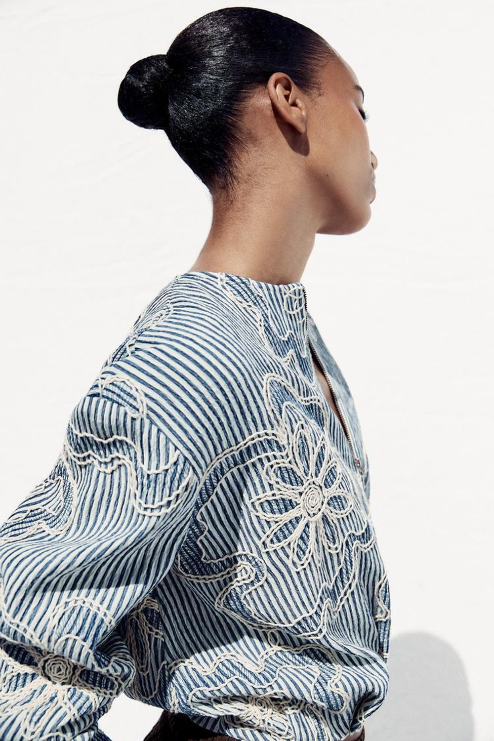 ZARA БОМБЕР ИЗ РЕЛЬЕФНОЙ ТКАНИ, СИНИЙ/БЕЛЫЙ