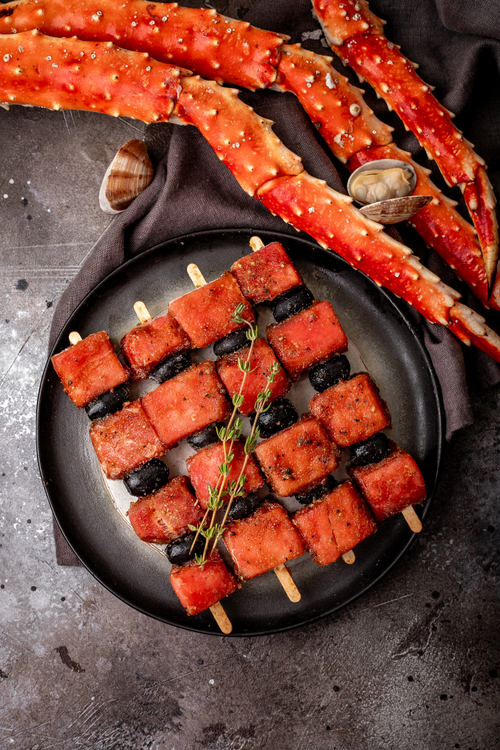 Шашлычки из тунца и маслин в соево-чесночном соусе