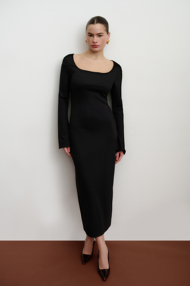 Платье из трикотажа с квадратным вырезом