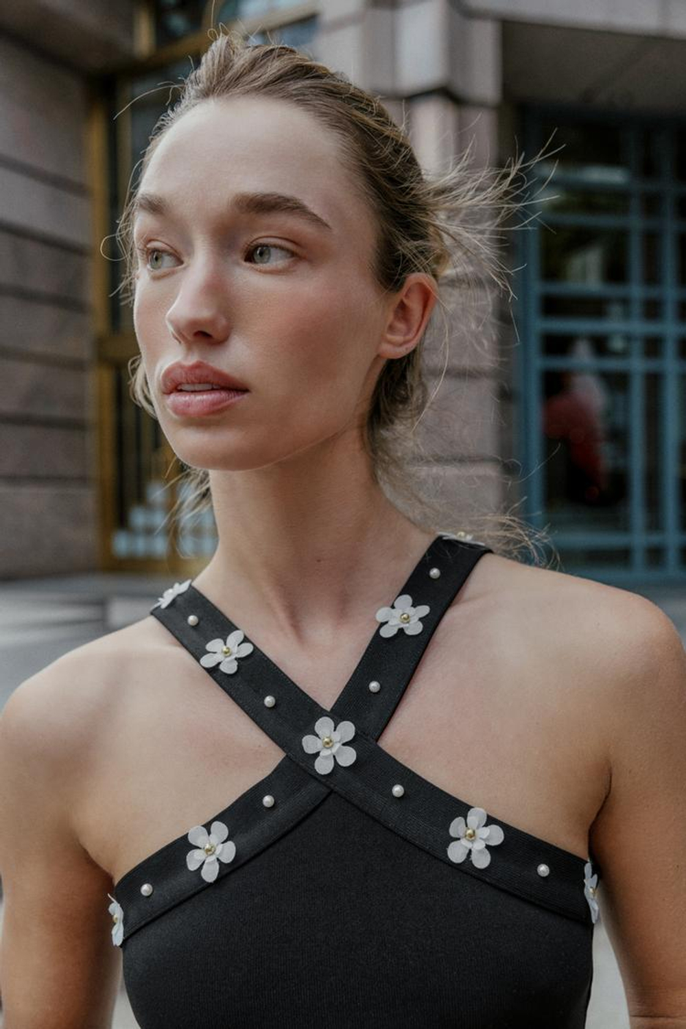 ZARA ЭЛАСТИЧНОЕ БОДИ С ГОРЛОВИНОЙ ХАЛТЕР И ЦВЕТАМИ, ЧЕРНЫЙ