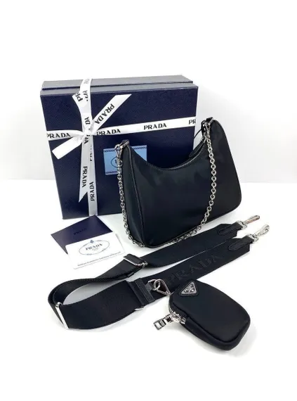 Нейлоновая сумка через плечо Prada Re-edition 2005