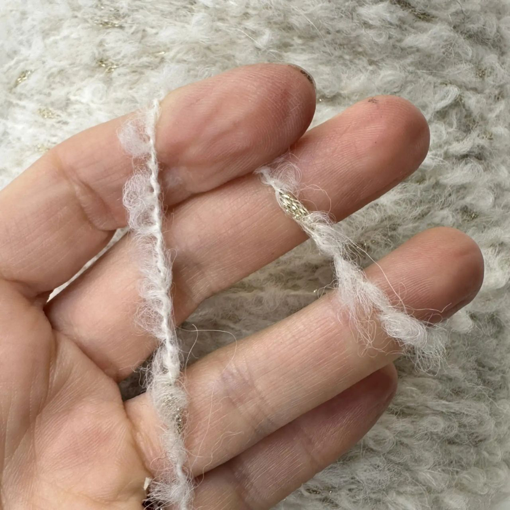 ADONE - Torcitura di Domaso; 25% меринос, 40% альпака, 30% п/а, 5% люрекс; букле с золотистыми почками; 180м/100гр; col.106, цвет: молочный; Есть бобинка: 145 гр