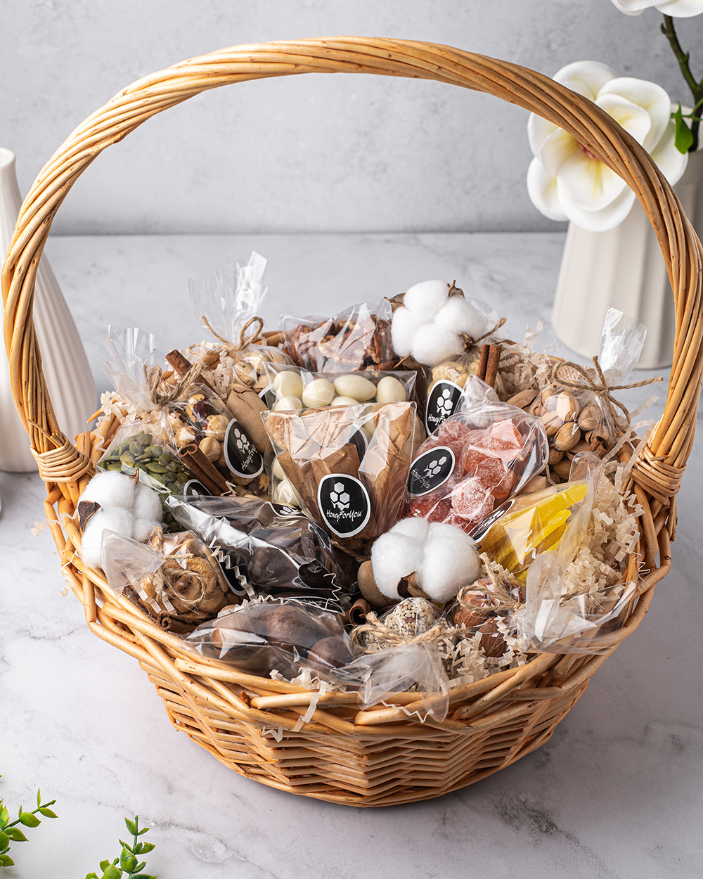 Подарочная корзина с орехами и сухофруктами