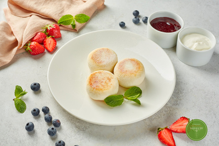 Сырники творожные со сметаной и джемом | Cottage cheese cream pancakes with soar cream and jam