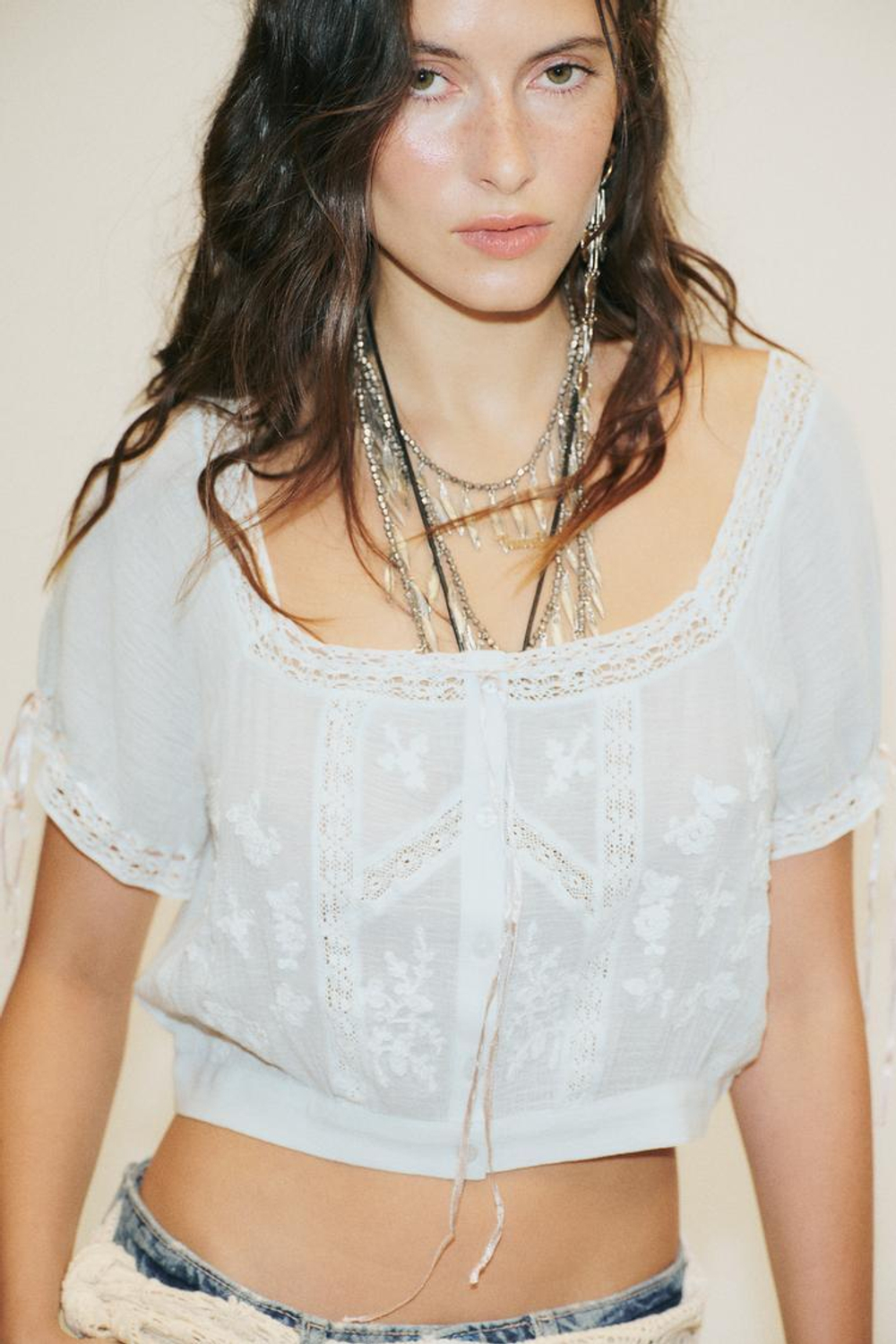 ZARA УКОРОЧЕННЫЙ ТОП С ВЫШИВКОЙ, ГОЛУБОЙ