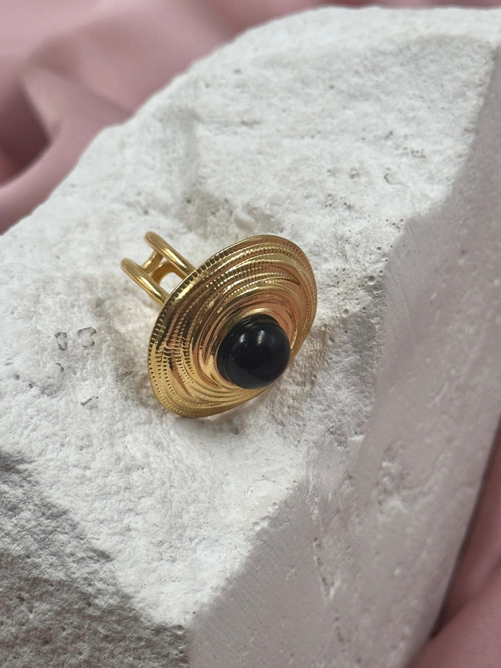 Кольцо золотистое с черным камнем