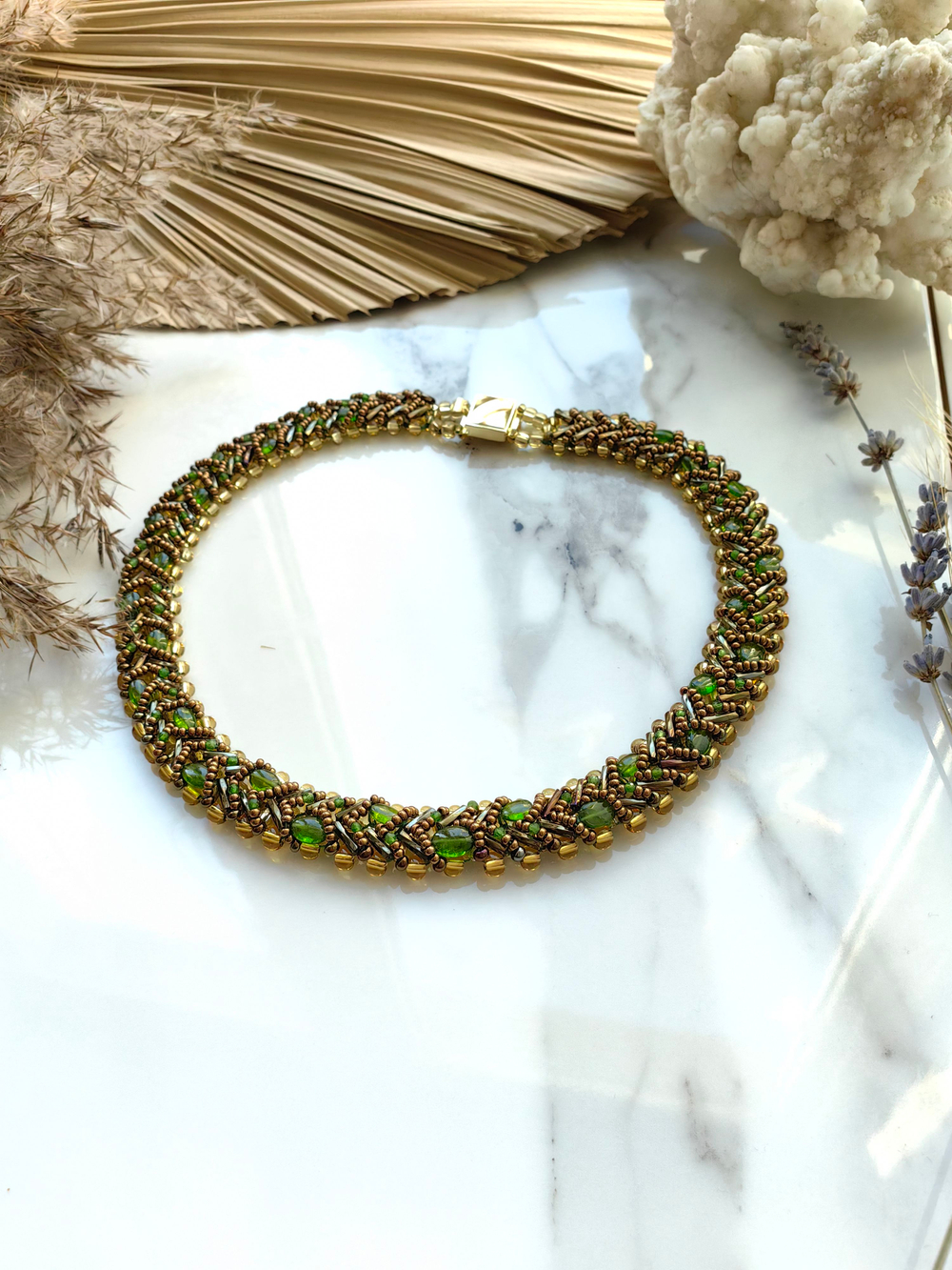 Колье из бисера "Змейка" ручной работы с камнем Гранат (гроссуляр)