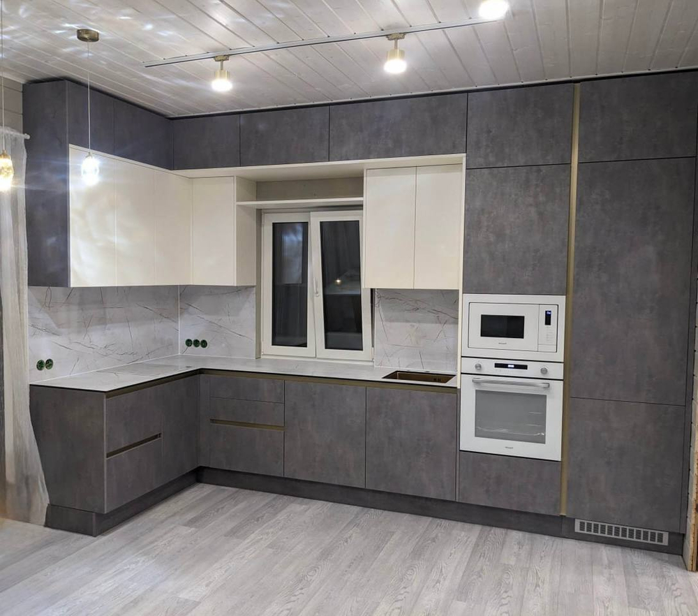 Угловая кухня с фасадами из МДФ в пленке и алюминиевым профилем Gola