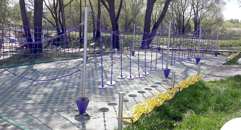 Стойка с одной штангой для канатного парка