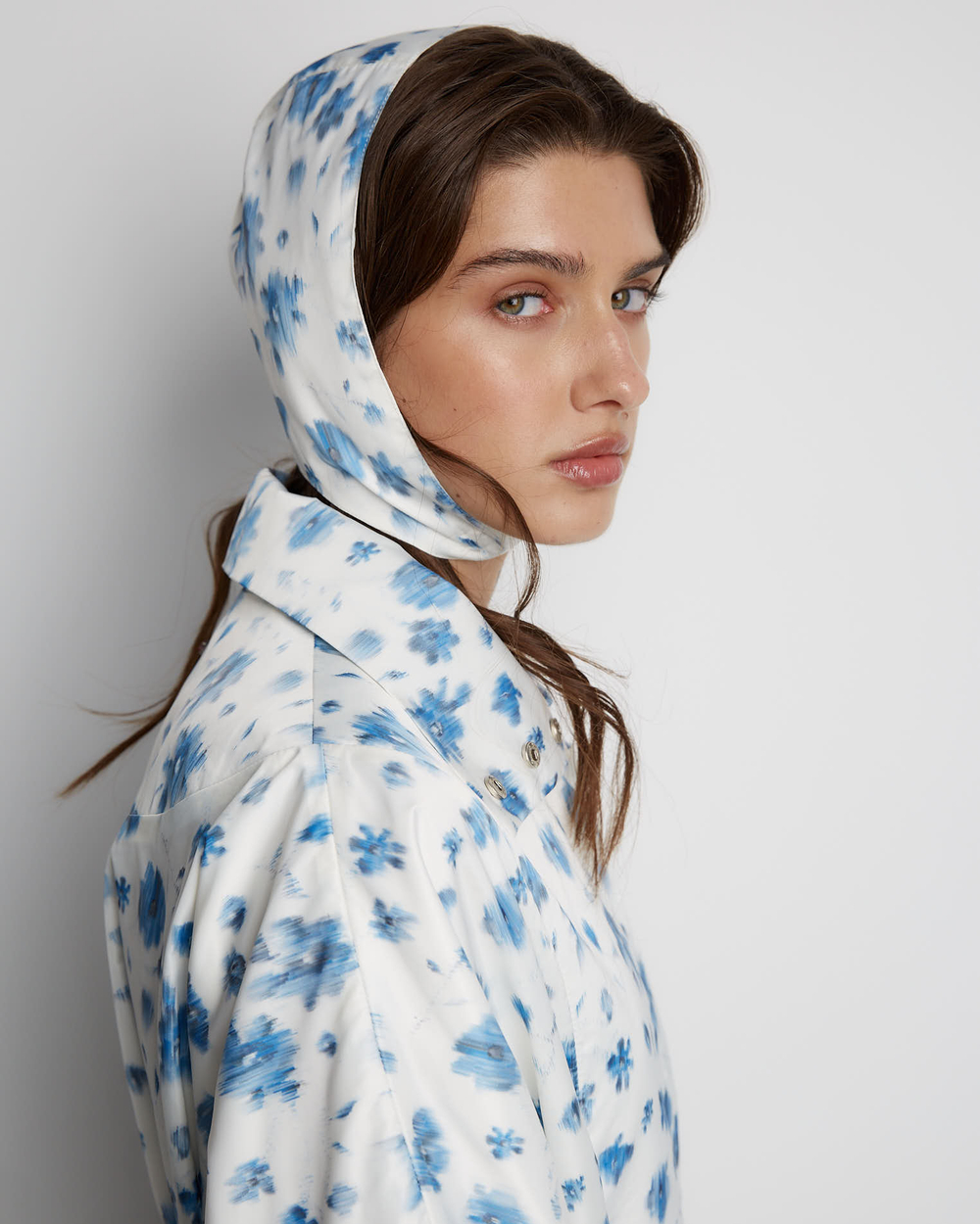 Ветровка объемного кроя непромокаемая цветы молочный/голубой