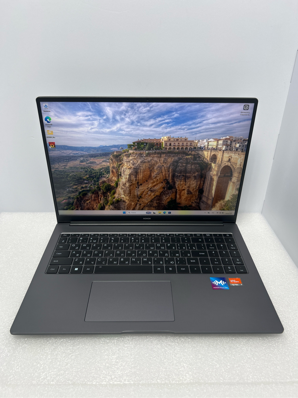 Ноутбук HONOR MagicBook X 16 Pro (5301AGXP) 16"/AMD Ryzen 7 7840HS/RAM 16GB/SSD 512GB/AMD Radeon 780M Graphics/1920x1200/IPS/Windows 11/Подсветка кл-ры: LED/серый космос. Состояние: Уценка/вмятина и царапины на корпусе