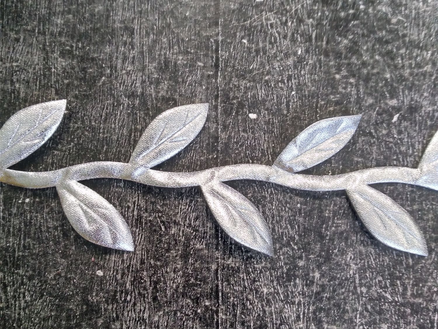 Лента серебро №2 с принтом в виде листьев дерева 10 м