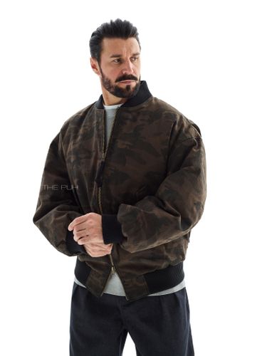 Утепленный бомбер с камуфляжным принтом