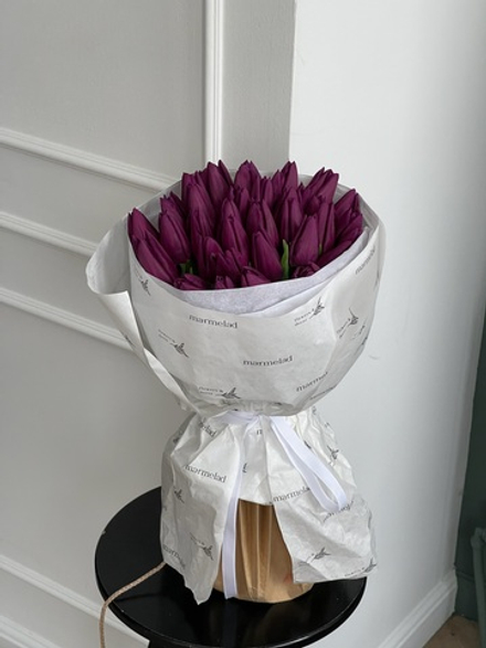 Букет из 35 фиолетовых тюльпанов доступен к заказу с 3.03.2026