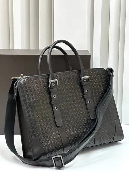 Кожаный портфель Bottega Veneta Intrecciato на молнии с плечевым ремнем