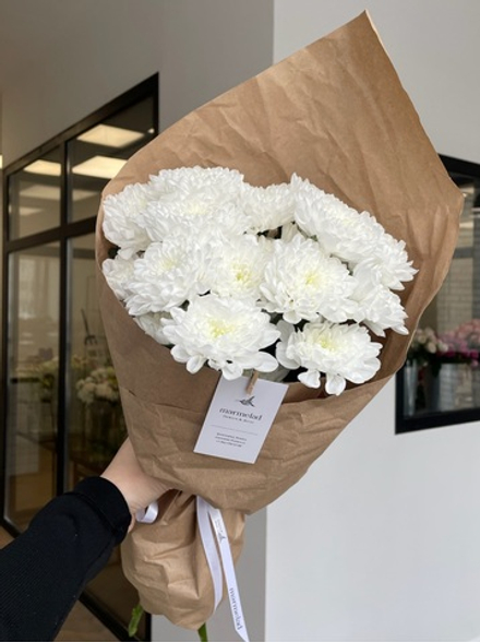 Букет - комплимент с хризантемой