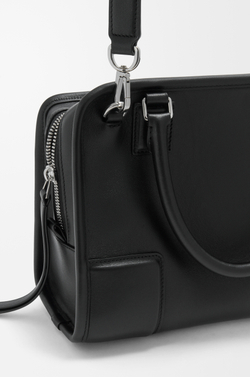 Loewe Маленькая сумка Amazona 180 из мягкой телячьей кожи, черный