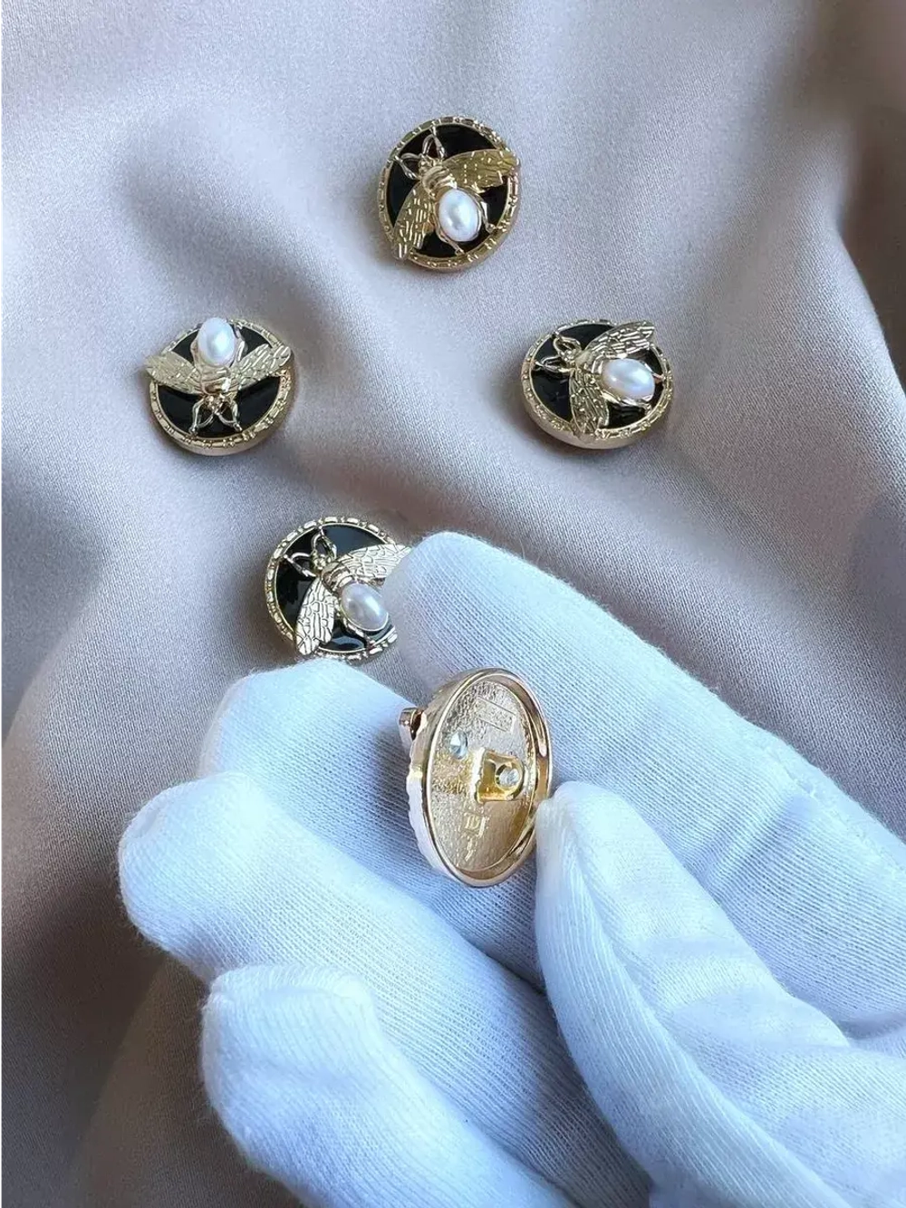 Декоративные металлические пуговицы на ножке