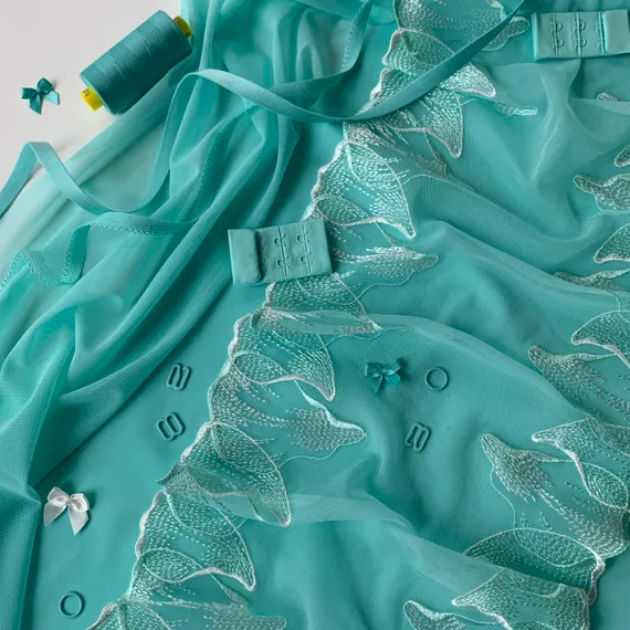 Вышивка на сетке ментол 23 см