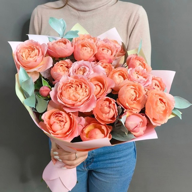 Букет из 7 пионовидных роз "Julietta" с белыми веточками рускуса