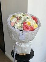 Букет из кустовых пионовидных роз, маттиолы и диантусов