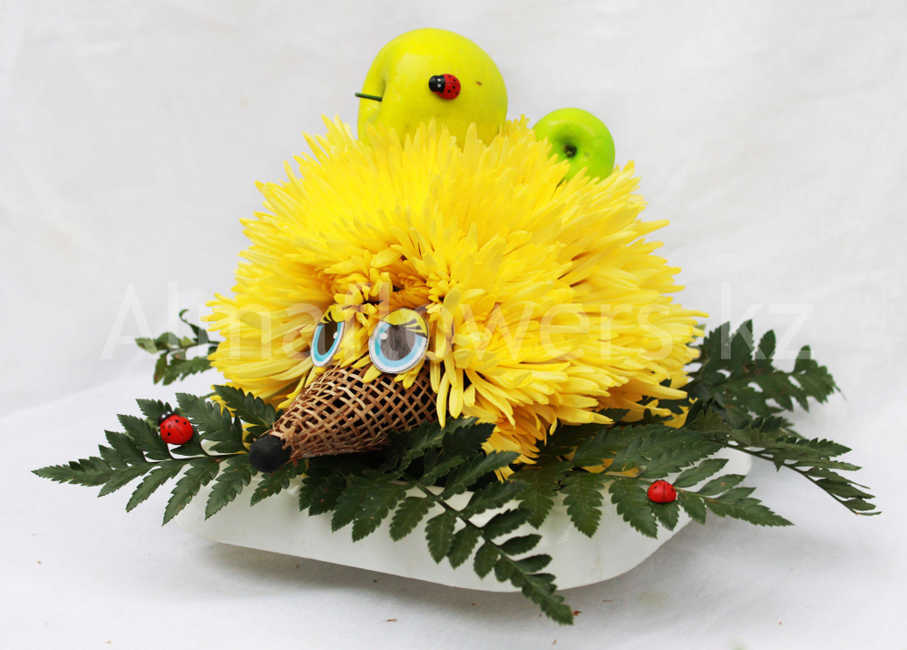 Игрушка из цветов "Ёжик с яблоками"