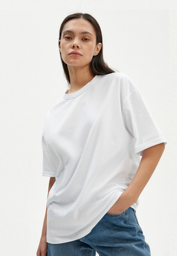 Свободная белая футболка