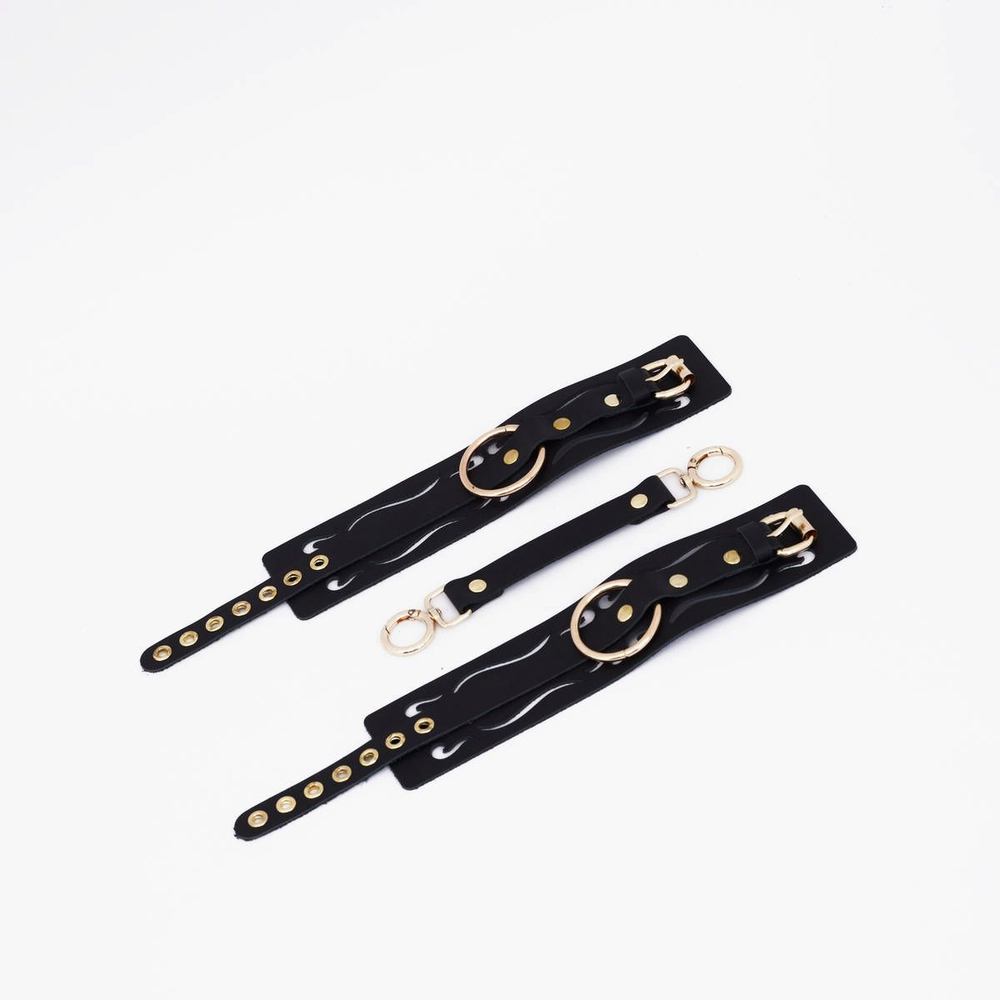 Черные кожаные оковы с золотистой фурнитурой