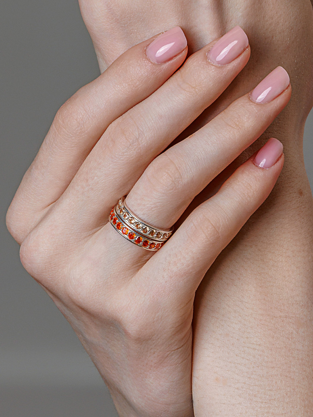 Кольцо из серебра со вставками из фианитов цвета шампань