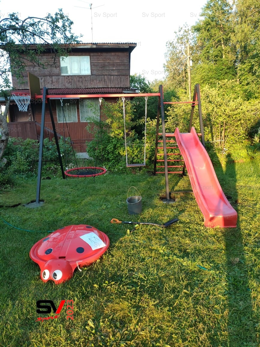 Монтаж уличных качелей Sv Sport с горкой