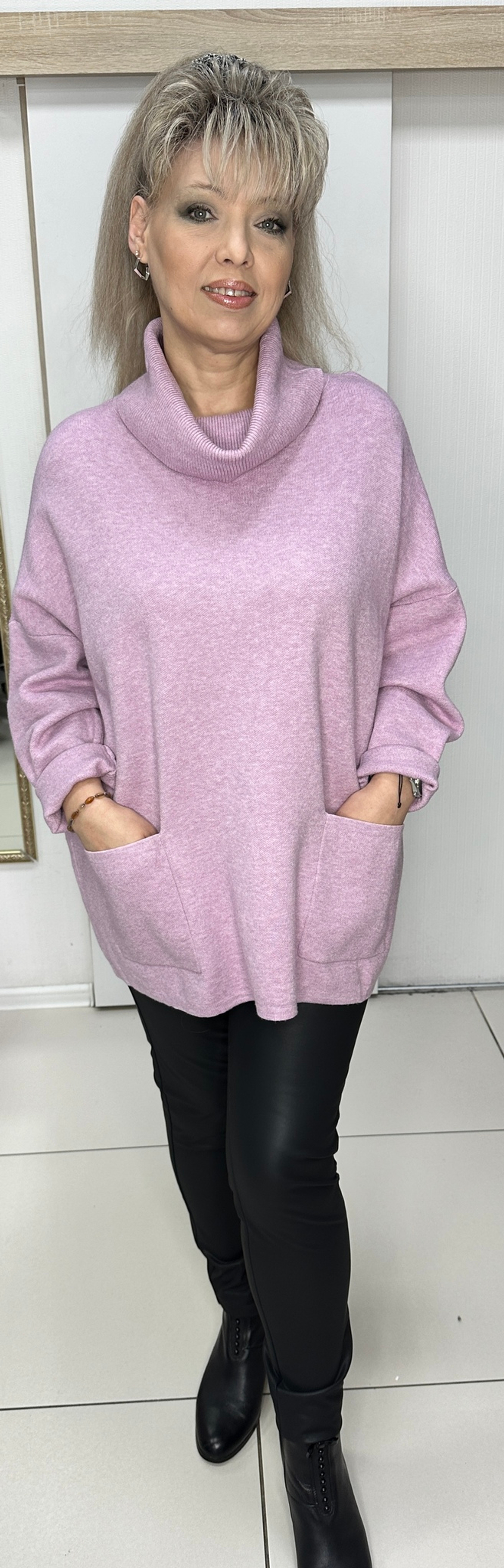 Объёмный свитер-джемпер с кармашками