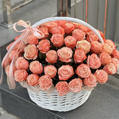 Композиция из коралловых роз в корзине "Coral Garden"