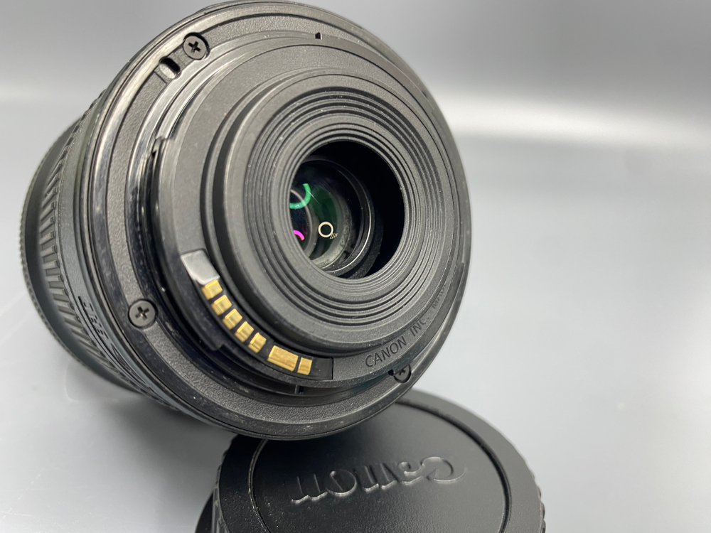 Canon EF-S 10-18mm 4.5-5.6 IS STM Маленькие сколы