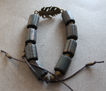 Браслет ПЕРО УДАЧИ, латунь, лиственница