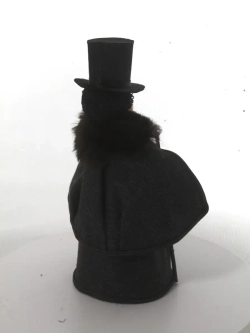 Кукла сувенирная фарфоровая Молодой господин в цилиндре