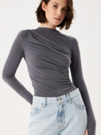 Лонгслив из вискозы со складками