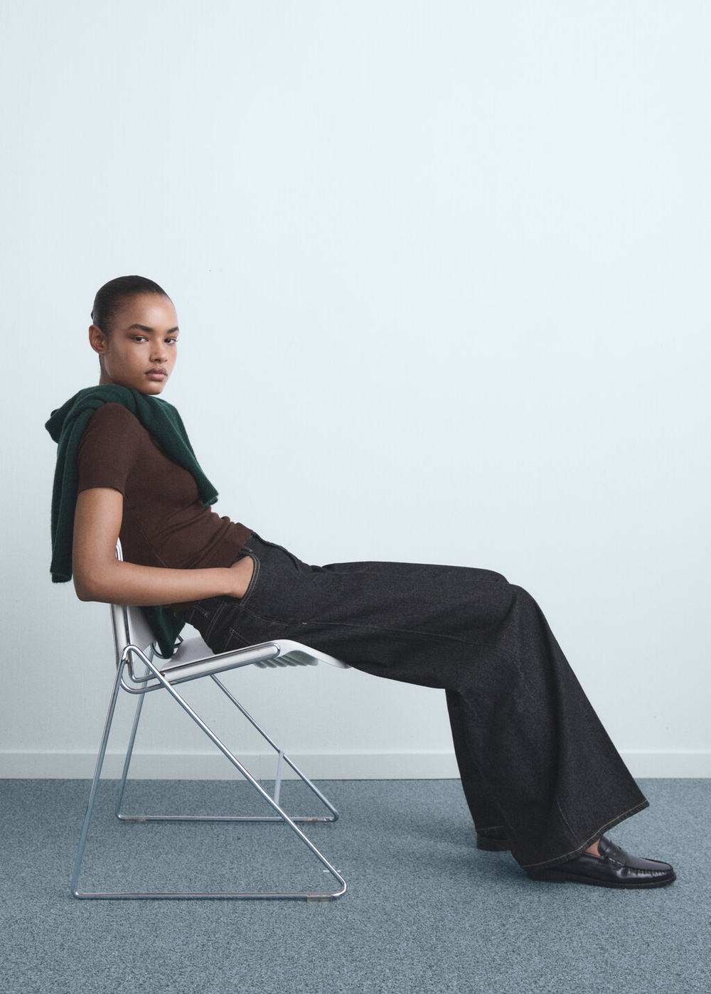 Джинсы с широкими штанинами и высокой посадкой