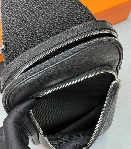 Сумка-слинг Louis Vuitton Avenue NM кожа Taiga Black