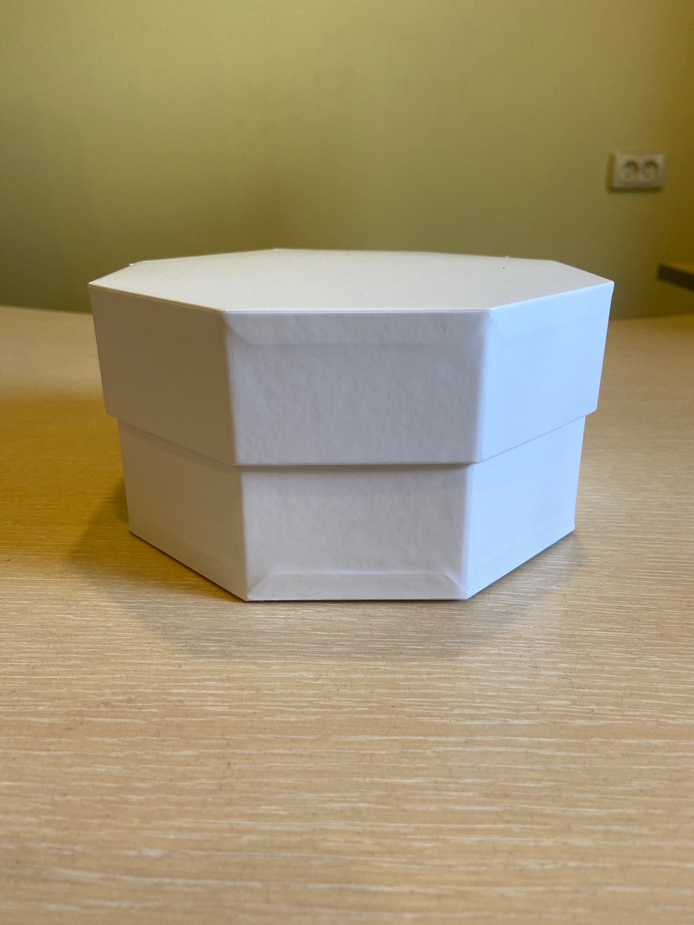 Короткие восьмигранники 16 см.Цвет;Белый. Розница 350 рублей .