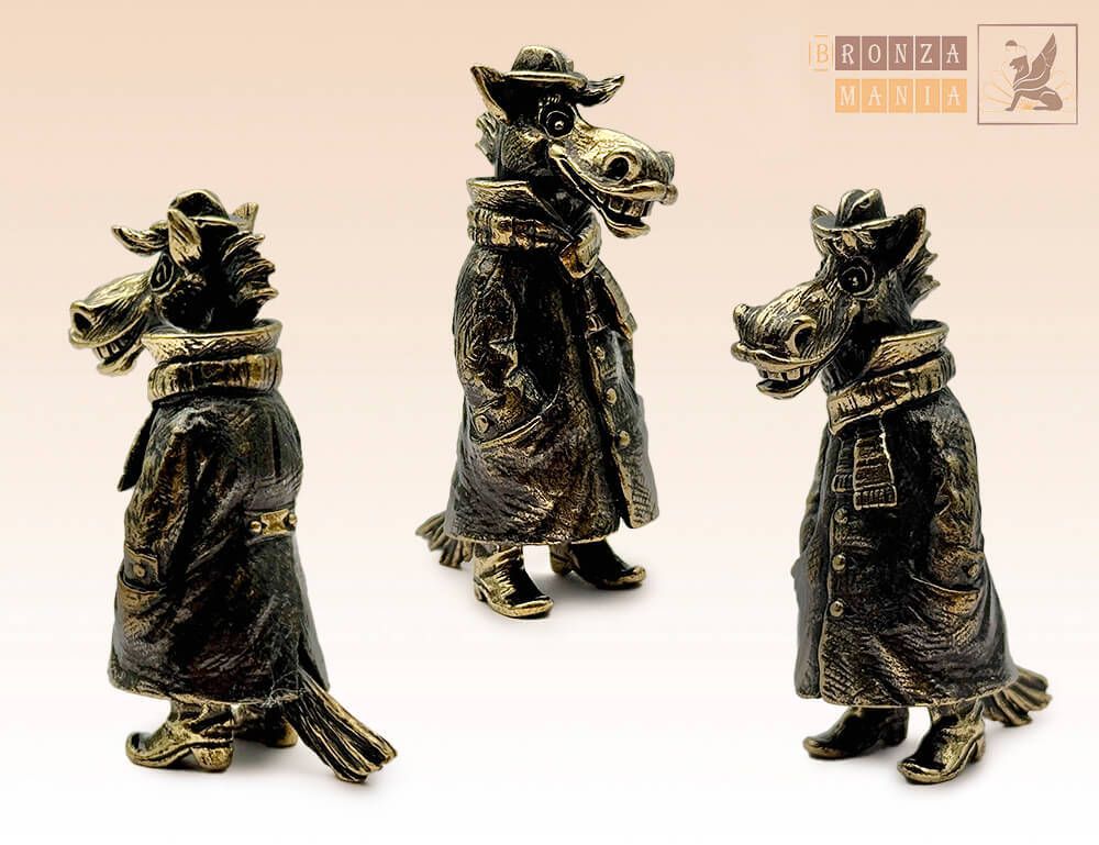 фигурка Конь в пальто и сапогах