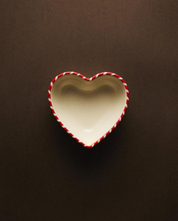 ZARA HOME НОВОГОДНЯЯ КЕРАМИЧЕСКАЯ МИСКА «СЕРДЦЕ», БЕЛЫЙ/КРАСНЫЙ