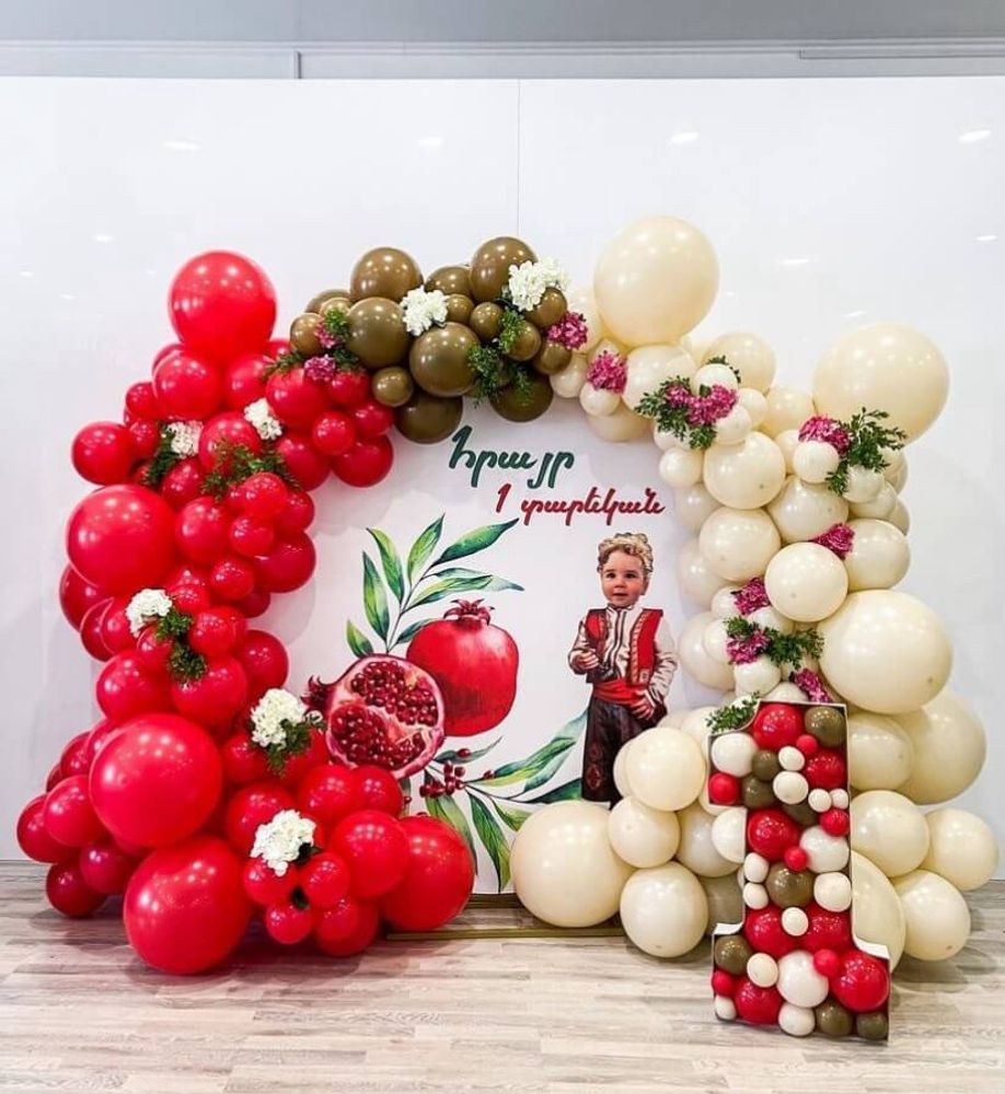 Фотозона с гранатами